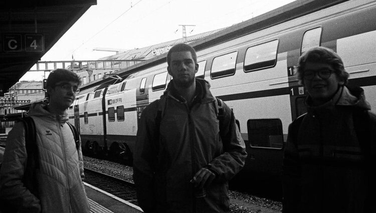 Pablo, Juan y Miguel Urdangarin de viaje en una estación de tren en Suiza