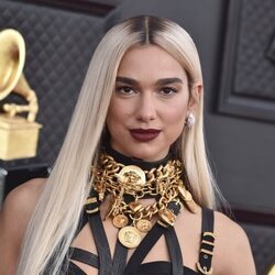 Dua Lipa en la alfombra roja de los Grammy 2022