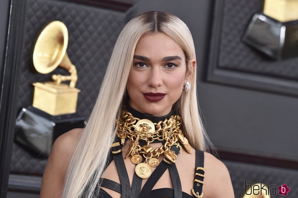 Dua Lipa en la alfombra roja de los Grammy 2022