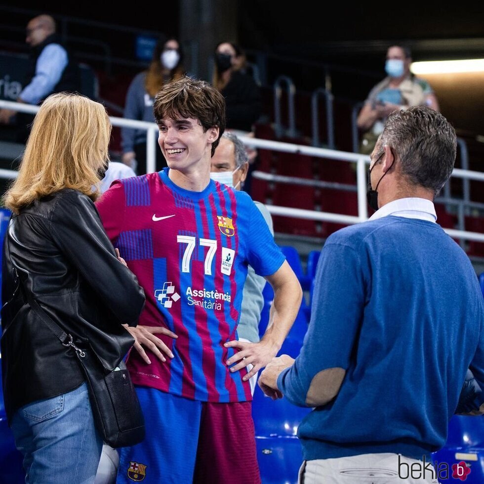 Pablo Urdangarin con la Infanta Cristina e Iñaki Urdangarin en su debut en el Barça de Balonmano