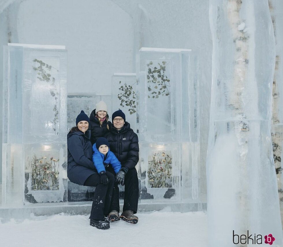 Victoria y Daniel de Suecia con sus hijos Estela y Oscar de Suecia en un hotel helado