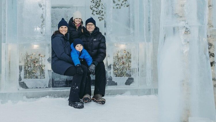 Victoria y Daniel de Suecia con sus hijos Estela y Oscar de Suecia en un hotel helado