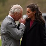 El Príncipe Carlos besa la mano de la Reina Letizia en la inauguración de la Spanish Gallery de Bishop Auckland