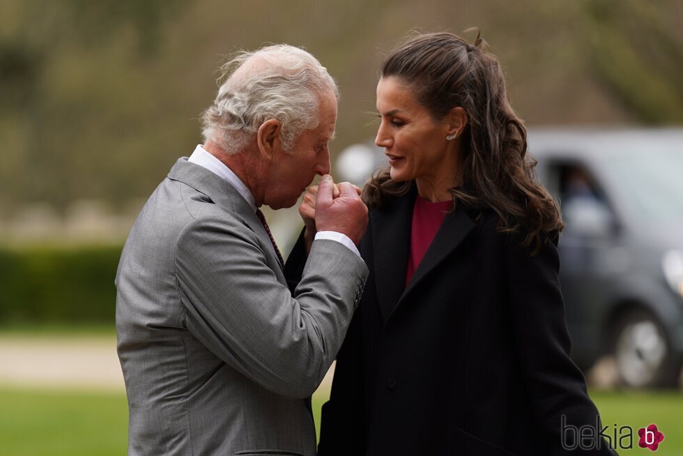 El Príncipe Carlos besa la mano de la Reina Letizia en la inauguración de la Spanish Gallery de Bishop Auckland