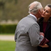 La Reina Letizia y el Príncipe Carlos dándose un beso en la inauguración de la Spanish Gallery de Bishop Auckland