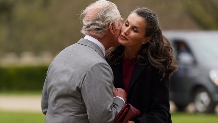 La Reina Letizia y el Príncipe Carlos dándose un beso en la inauguración de la Spanish Gallery de Bishop Auckland