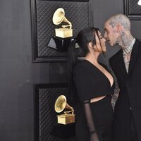 Kourtney Kardashian y Travis Barker en los premios Grammy 2022