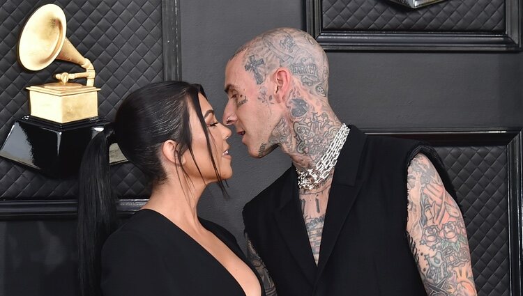 Kourtney Kardashian y Travis Barker en los premios Grammy 2022