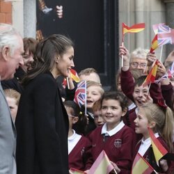 El Príncipe Carlos y la Reina Letizia con unos niños en la inauguración de la Spanish Gallery de Bishop Auckland