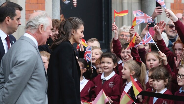 El Príncipe Carlos y la Reina Letizia con unos niños en la inauguración de la Spanish Gallery de Bishop Auckland