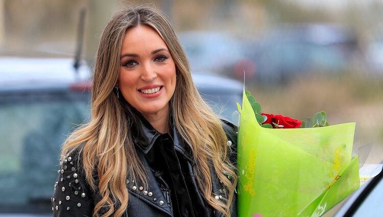 Marta Riesco con el ramos de rosas que le regaló Antonio David por su 35 cumpleaños