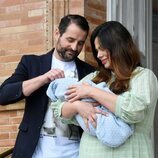 Marisa Jara y Miguel Almansa miran con cariño a su hijo en su presentación