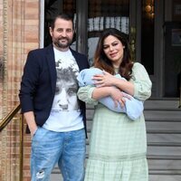 Marisa Jara y Miguel Almansa en la presentación de su hijo Tomás