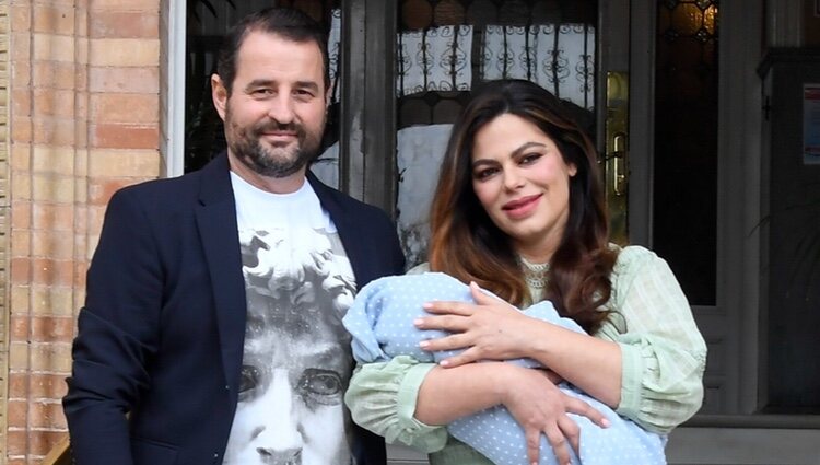 Marisa Jara y Miguel Almansa en la presentación de su hijo Tomás