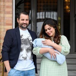 Miguel Almansa y Marisa Jara con su hijo Tomás en su presentación