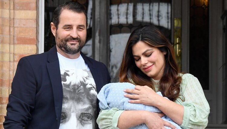 Miguel Almansa y Marisa Jara con su hijo Tomás en su presentación