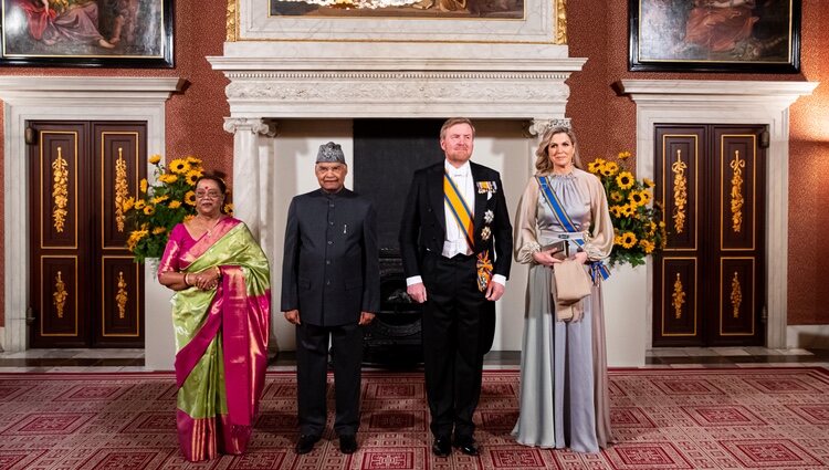 Guillermo Alejandro y Máxima de Holanda con el Presidenta de La India y su esposa en una cena de Estado en el Palacio Real de Amsterdam