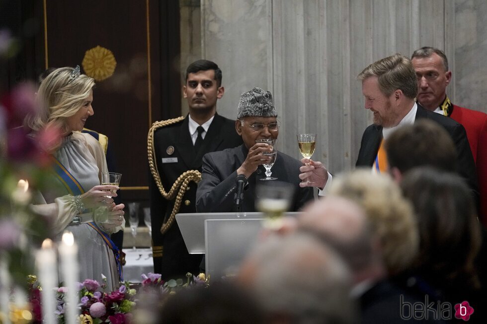 Guillermo Alejandro y Máxima de Holanda brindan con el Presidente de La India en una cena de Estado en el Palacio Real de Amsterdam