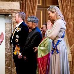 Máxima de Holanda saluda muy sonriente en la cena de Estado al Presidente de La India y su esposa en el Palacio Real de Amsterdam