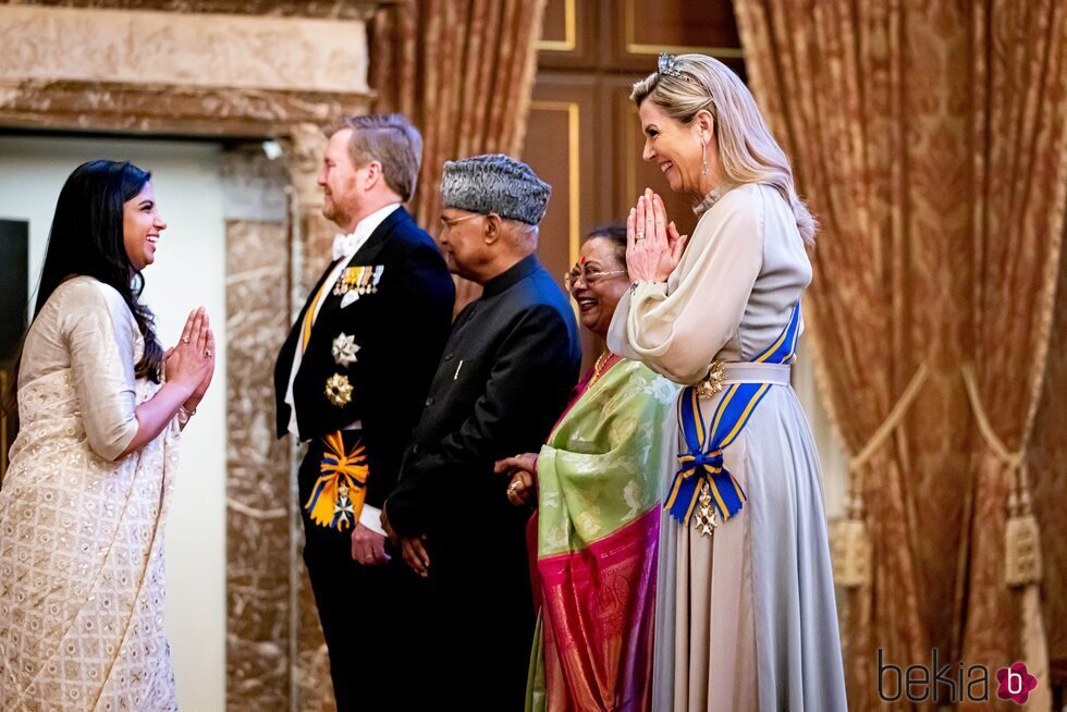 Máxima de Holanda saluda muy sonriente en la cena de Estado al Presidente de La India y su esposa en el Palacio Real de Amsterdam