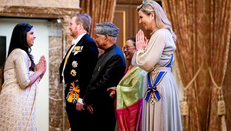 Máxima de Holanda saluda muy sonriente en la cena de Estado al Presidente de La India y su esposa en el Palacio Real de Amsterdam