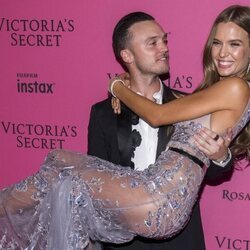 Josephine Skriver y Alexander DeLeon tras un desfile de Victoria's Secret