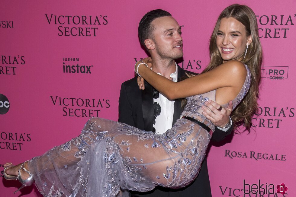 Josephine Skriver y Alexander DeLeon tras un desfile de Victoria's Secret