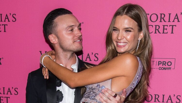 Josephine Skriver y Alexander DeLeon tras un desfile de Victoria's Secret