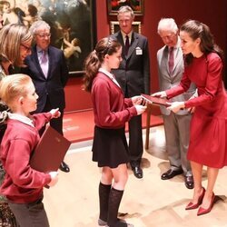 La Reina Letizia recibe un regalo de manos de una niña en presencia del Príncipe Carlos en la inauguración de la Spanish Gallery de Bishop Auckland