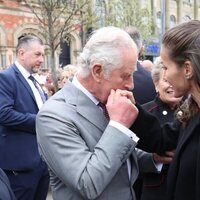 El Príncipe Carlos besa la mano de la Reina Letizia en su despedida tras la inauguración de la Spanish Gallery de Bishop Auckland