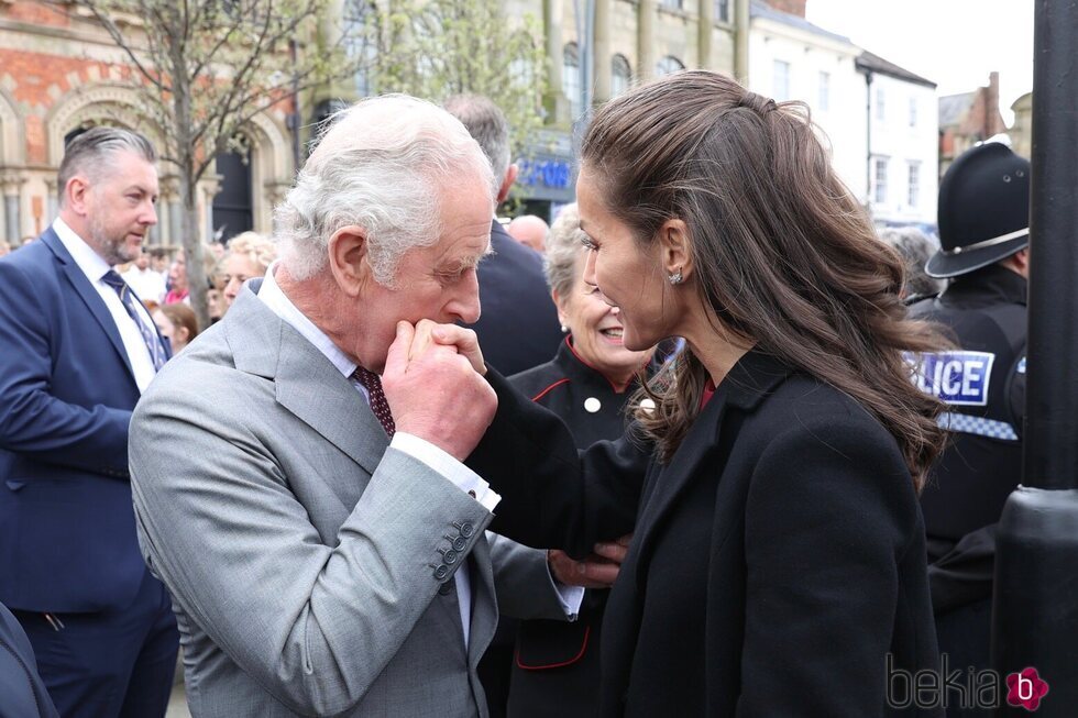 El Príncipe Carlos besa la mano de la Reina Letizia en su despedida tras la inauguración de la Spanish Gallery de Bishop Auckland