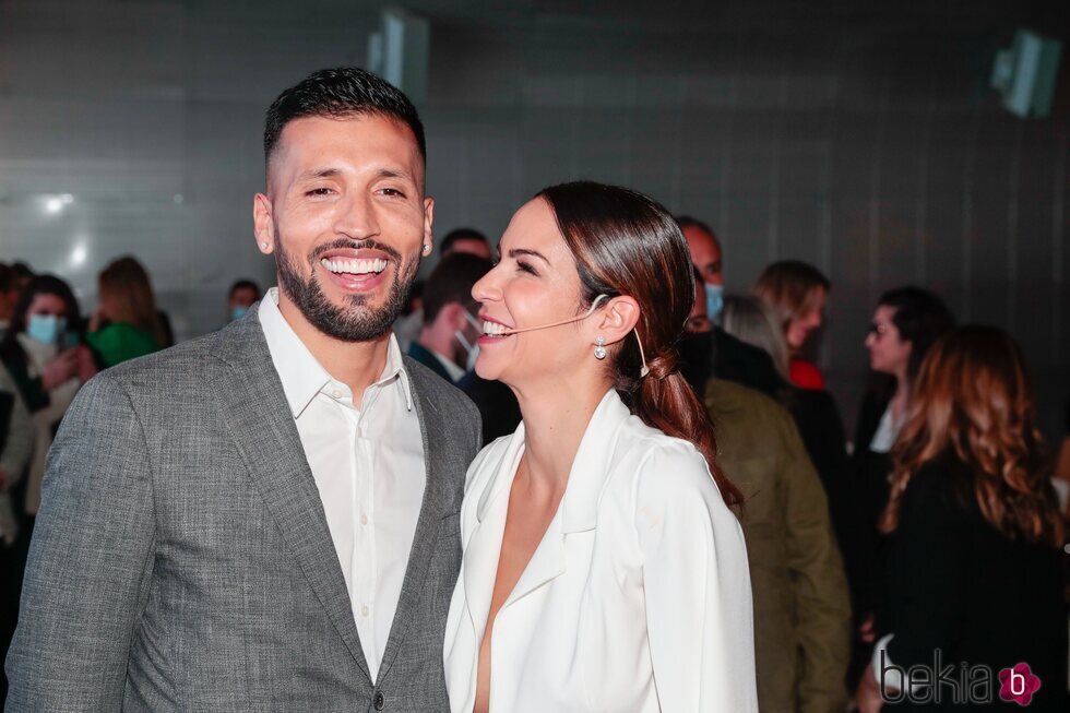 Tamara Gorro y Ezequiel Garay, sonrientes en la presentación de 'Cuando el corazón llora'