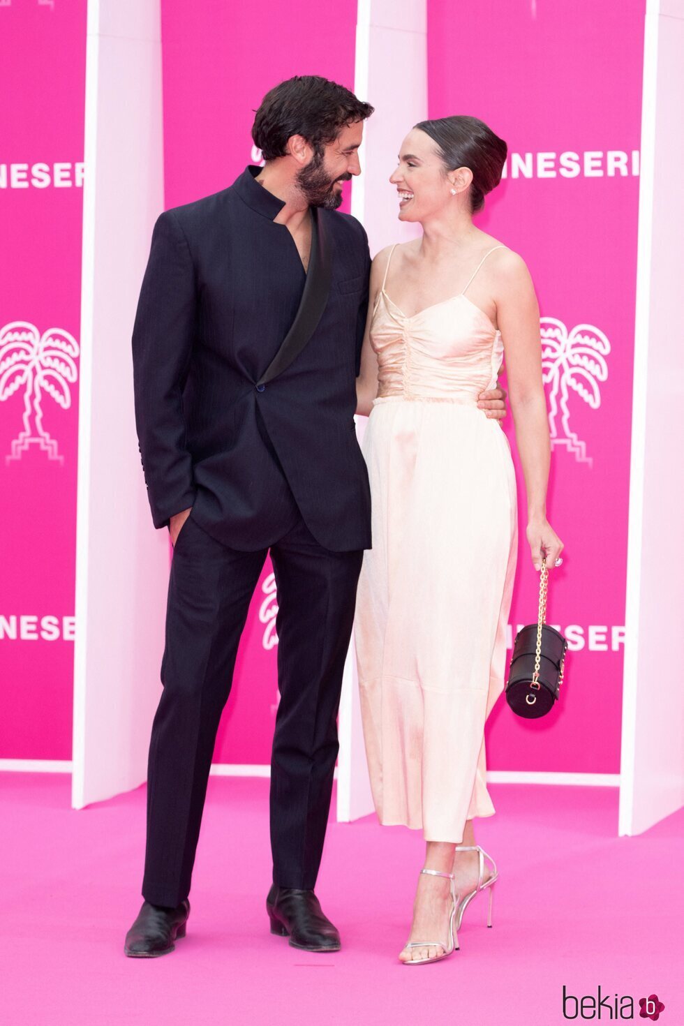 Álex García y Verónica Echegui compartiendo miradas en el Festival Canneseries