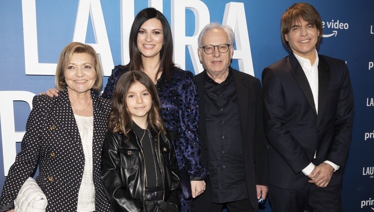 Laura Pausini con su familia en la presentación de su película en Madrid