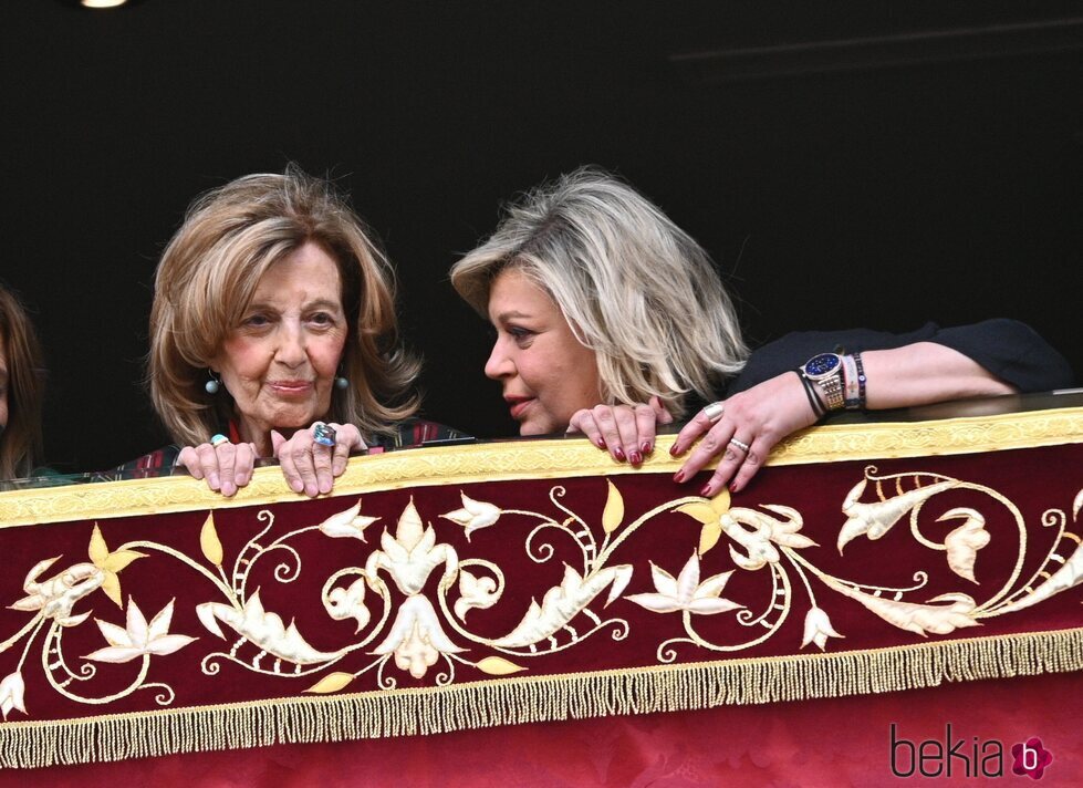 Terelu Campos hablando con María Teresa Campos en la Semana Santa de Málaga