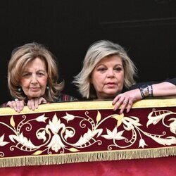 Terelu Campos y María Teresa Campos viendo las procesiones en Málaga