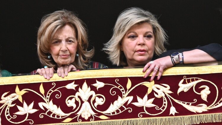 Terelu Campos y María Teresa Campos viendo las procesiones en Málaga