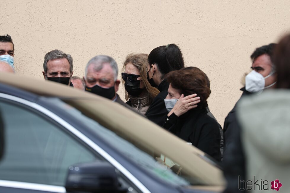 La Infanta Elena, Victoria Federica y Rita Allendesalazar en el funeral de José María Álvarez de Toledo