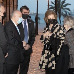 La Reina Sofía e Irene de Grecia saludan a las autoridades antes del concierto de Projecte Home en Mallorca