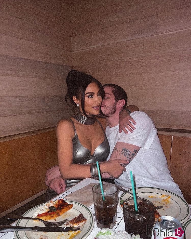 Kim Kardashian y Pete Davidson muy cariñosos en una cena