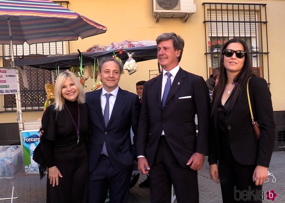 Eugenia y Cayetano Martínez de Irujo y sus parejas, Narcis Rebollo y Mirjan, en Sevilla durante la Semana Santa 2022