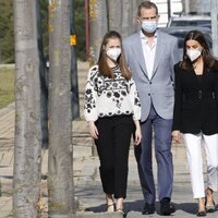 Los Reyes Felipe y Letizia y sus hijas, Leonor y Sofía, acuden a un centro de refugiados ucranianos