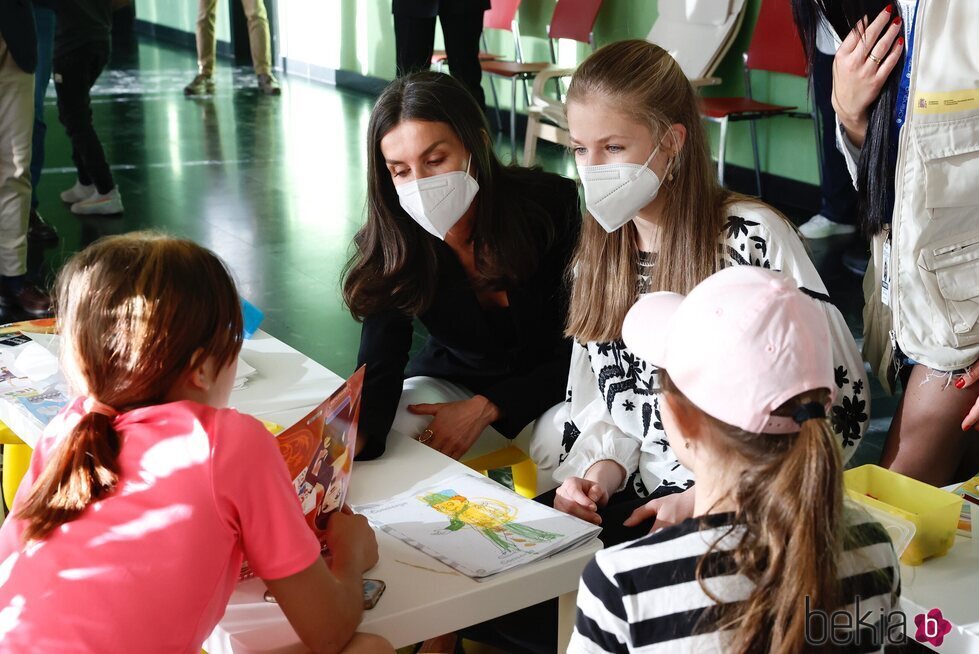 La Reina Letizia y la Princesa Leonor con dos niñas refugiadas ucranianas