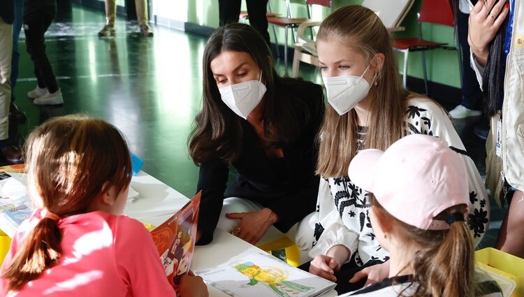 La Reina Letizia y la Princesa Leonor con dos niñas refugiadas ucranianas