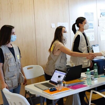 Los Reyes Felipe y Letizia, la Princesa Leonor y la Infanta Sofía visitan un centro de refugiados ucranianos