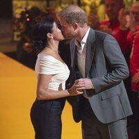 El Príncipe Harry y Meghan Markle se besan en la inauguración de los Juegos Invictus