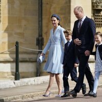 El Príncipe Guillermo, Kate Middleton y sus hijos Jorge y Carlota en la misa del Domingo de Resurrección