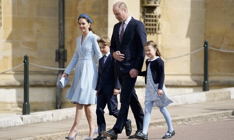 El Príncipe Guillermo, Kate Middleton y sus hijos Jorge y Carlota en la misa del Domingo de Resurrección