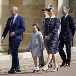 Mike Tindall y Zara Phillips con su hija Mia en la misa del Domingo de Resurrección