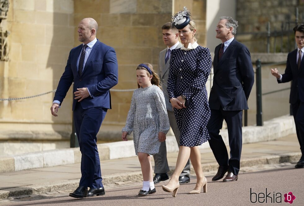 Mike Tindall y Zara Phillips con su hija Mia en la misa del Domingo de Resurrección